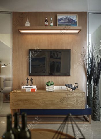 现代时尚客厅浅褐色木制电视柜室内装修图