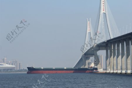 货轮通过湛江海湾大桥