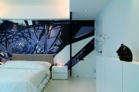 简约卧室床头蓝色花纹背景装修效果图