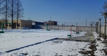 冬日里的学校操场
