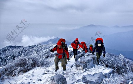 攀登雪山