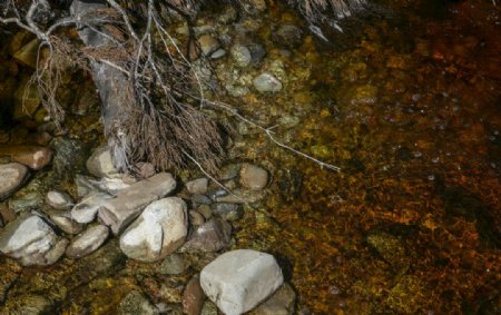 岩石海浪水面山泉鹅卵石