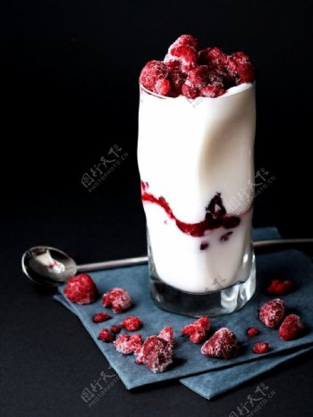 甜品树莓酸奶