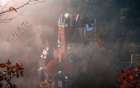 秋天云雾中的城堡