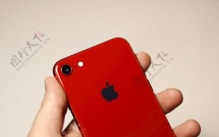 手握红色iphone8