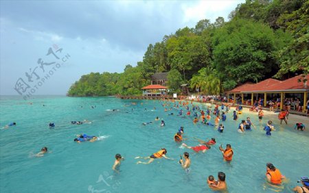 热带海滩游客游泳