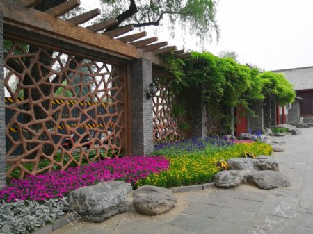 柳荫公园门口的花坛