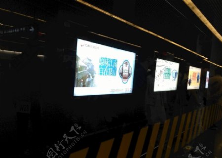 上海地铁2号线站内广告牌灯箱
