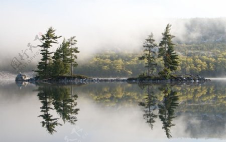 浓雾中的湖泊
