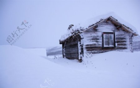 寒冬雪地木屋