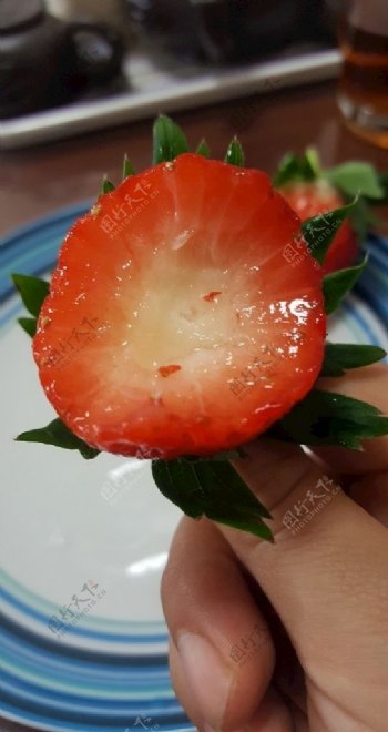 咬开的草莓