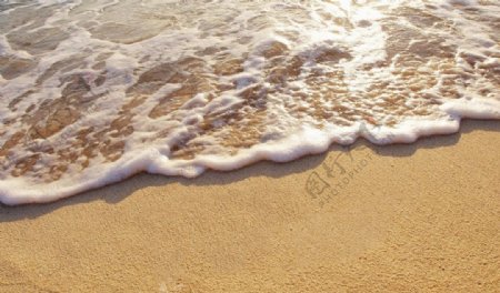 沙滩上的海水