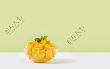 一碗切块的芒果