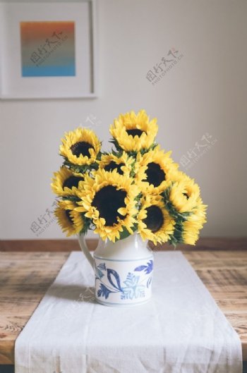 桌上的向日葵插花