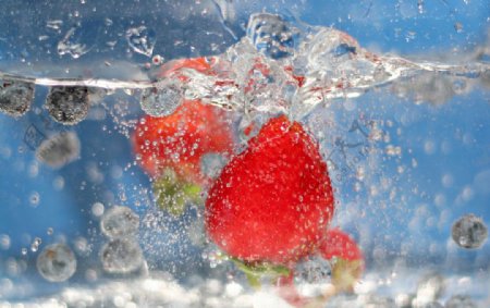 坠入水中的草莓
