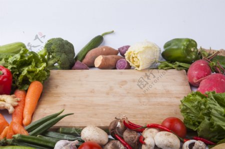 各种新鲜蔬菜及切菜板实物图摄影图