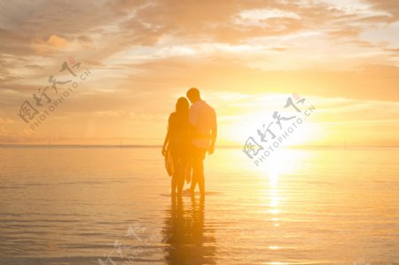 热带海岛沙滩夕阳情侣