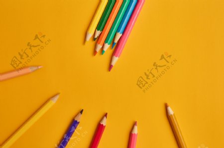 黄色背景彩色铅笔