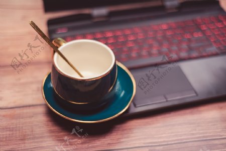 笔记本呢电脑上的咖啡杯