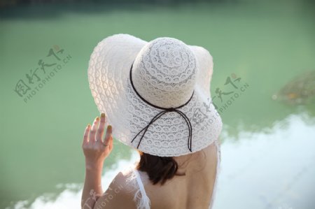 戴太阳帽遮阳帽穿吊带裙的模特18