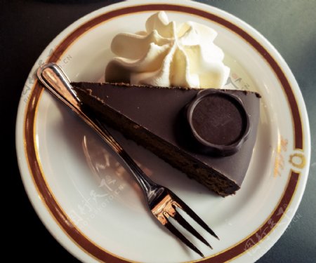 白色盘子里的巧克力蛋糕
