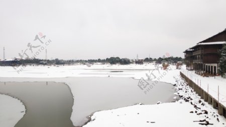 孤寂冷清的古风楼阁江边水面冰封积雪摄影