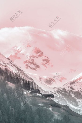 粉色的雪山
