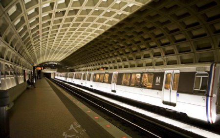 等待的火车在华盛顿的一个隧道
