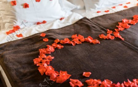 床上心形的玫瑰花瓣