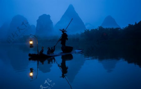 青山绿水夜景渔民小船