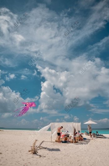 碧海蓝天沙滩休闲娱乐的人们