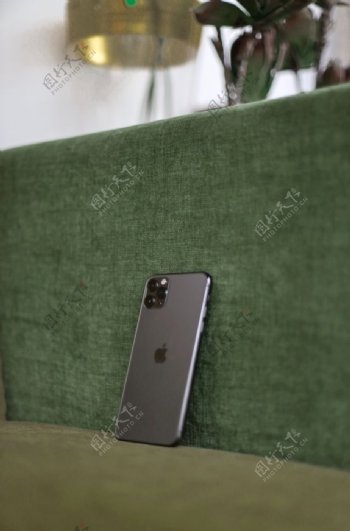 沙发上的iPhone11手机