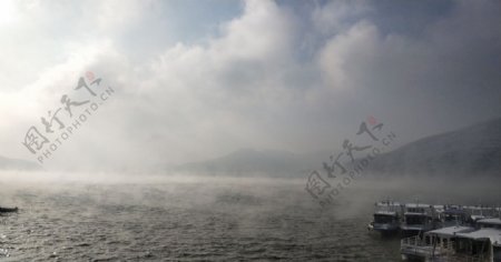 湖上雾气