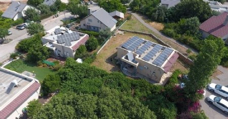 太阳能电池板屋顶上的房子