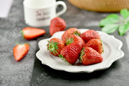 新鲜草莓牛奶早餐