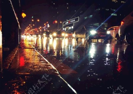 雨后夜晚的街道