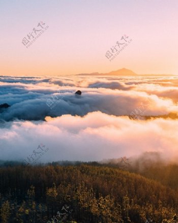 日落雾气山林