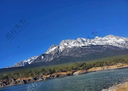 雪山大海高原