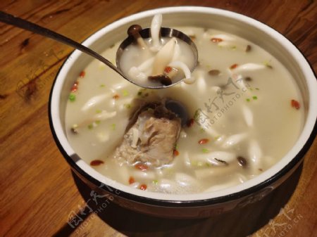 筒骨杂菌汤