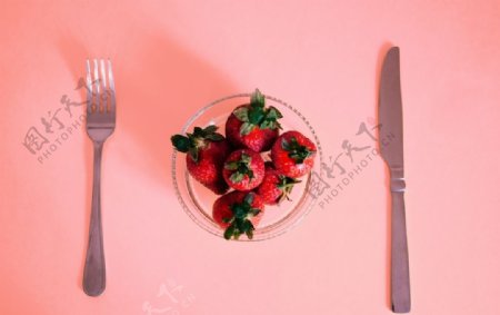 新鲜草莓刀叉