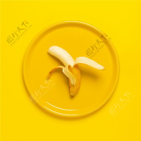 盘子里剥开的香蕉