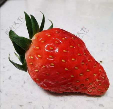 案板上的草莓