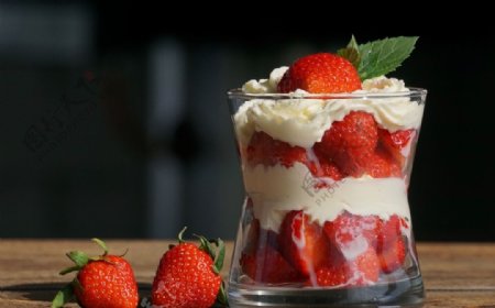 草莓蛋糕奶昔甜品饮品背景素材