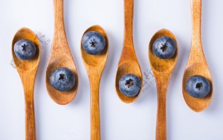 蓝莓与木勺子
