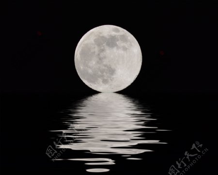 水面倒影月亮