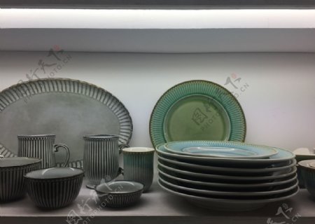 条纹花纹瓷盘和茶具
