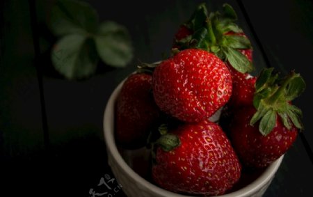 一碗娇艳欲滴的草莓