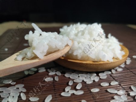 大米煮熟米粒