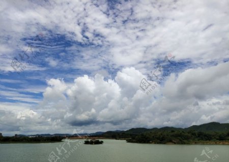 蓝天白云湖水风景