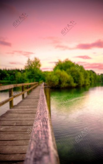 木桥日落湖面自然生态背景素材